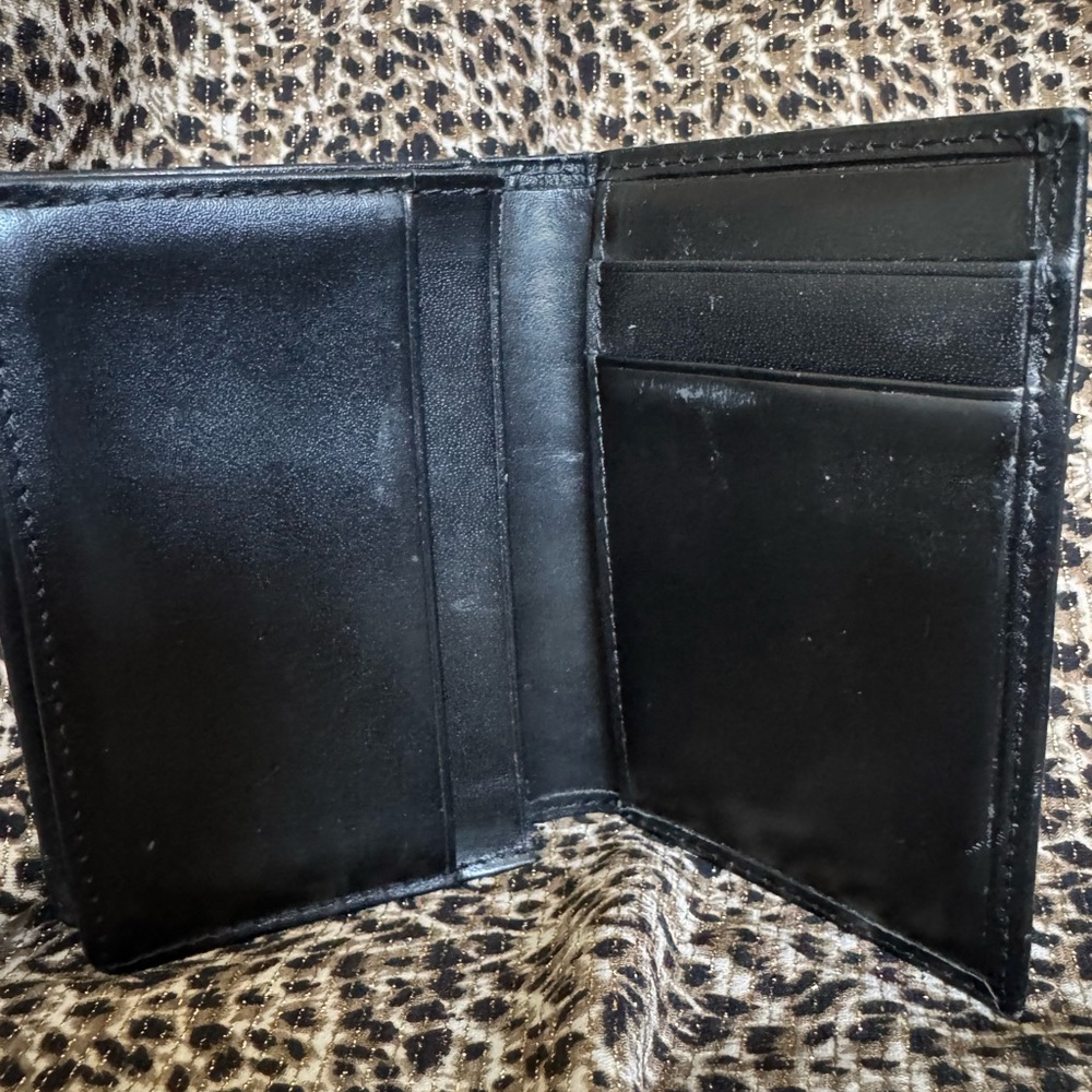 ST JOHN Black Bifold Leather Card Wallet with Gold Plaque - Picture 2 of 7